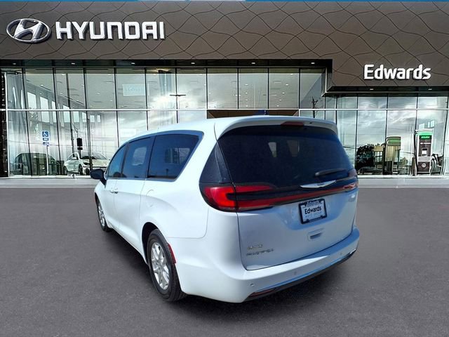 Used 2024 Chrysler Pacifica Touring-L FWD image 5