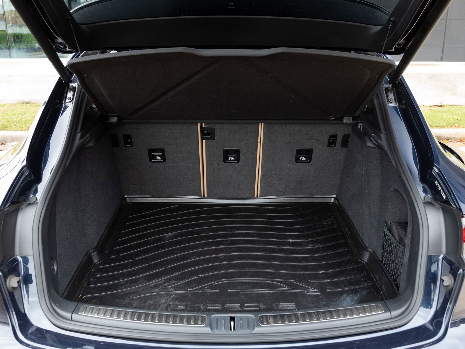 Certified 2023 Porsche Macan AWD/4WD image 28