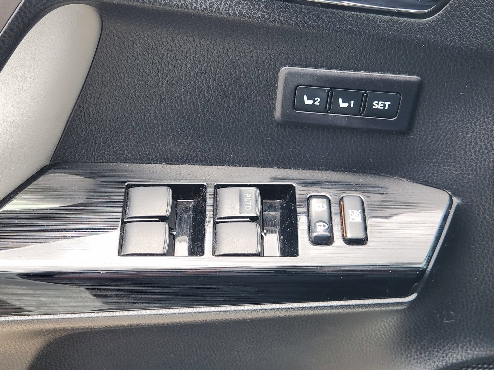 Used 2017 Toyota RAV4 Limited w/ Advanced Technology Package FWD image 28