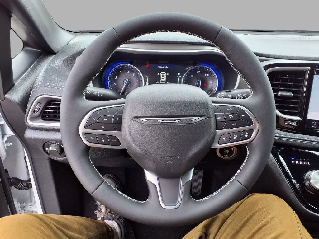 New 2027 Chrysler Pacifica Select AWD/4WD image 14