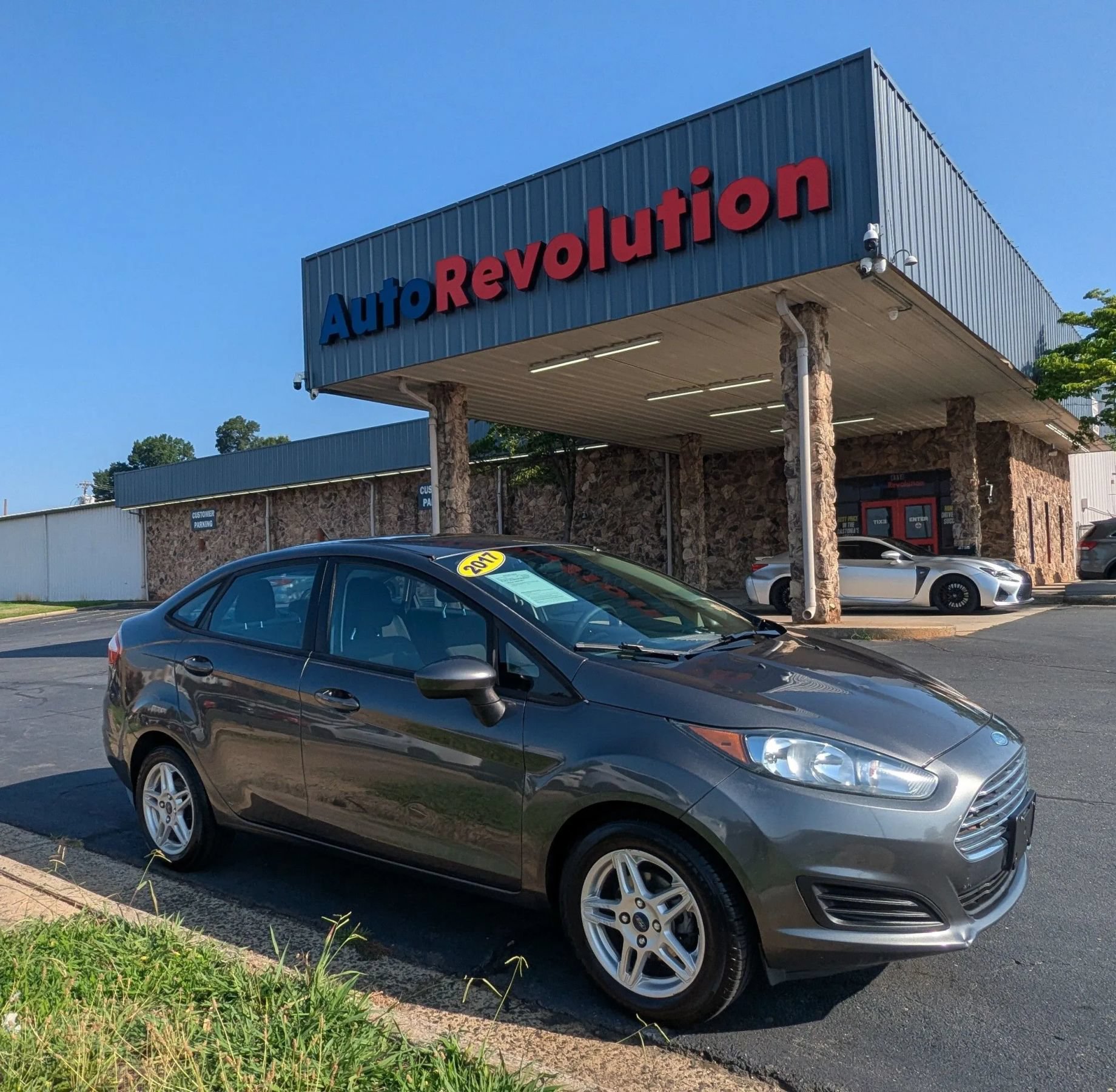 Used 2017 Ford Fiesta SE FWD image 1