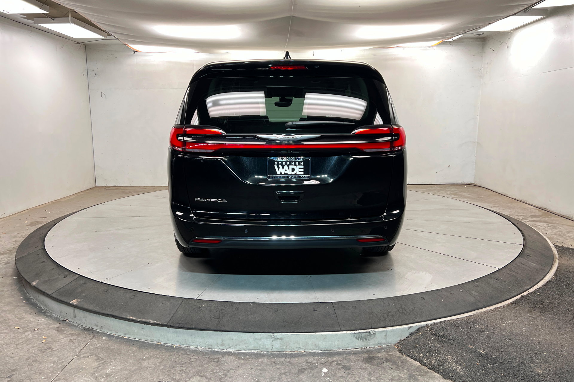 Used 2024 Chrysler Pacifica Touring-L FWD image 4