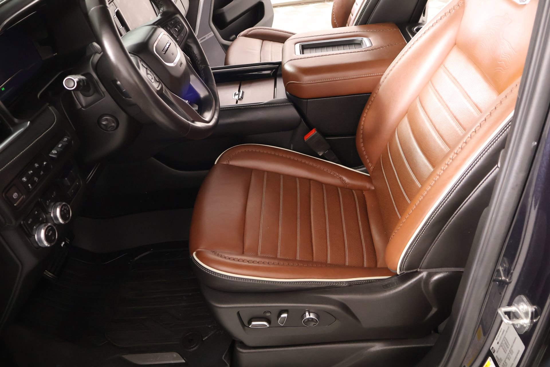 Used 2023 GMC Yukon XL Denali Ultimate AWD/4WD image 11