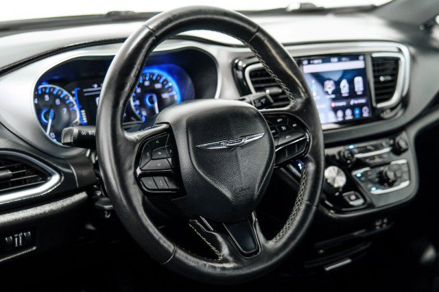 Used 2019 Chrysler Pacifica Touring-L w/ S Appearance Package FWD image 14