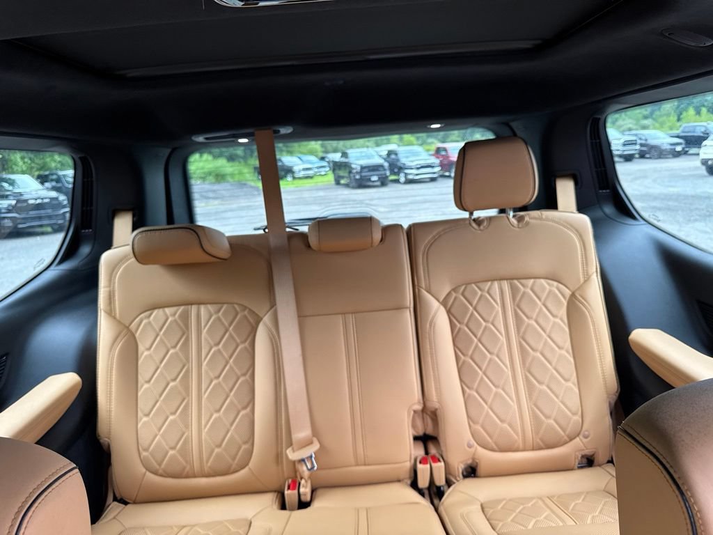 Used 2025 Jeep Grand Wagoneer Series III w/ Rear Seat Video Group 1 AWD/4WD image 29