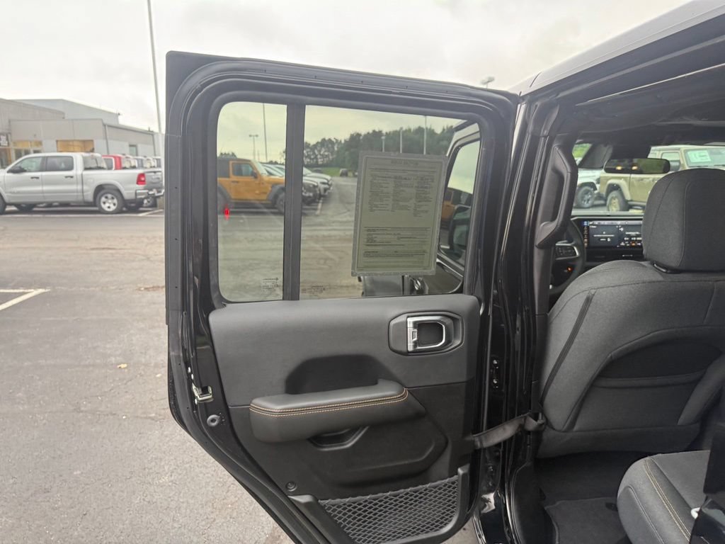 Used 2025 Jeep Wrangler Unlimited Sahara w/ Safety Group AWD/4WD image 37