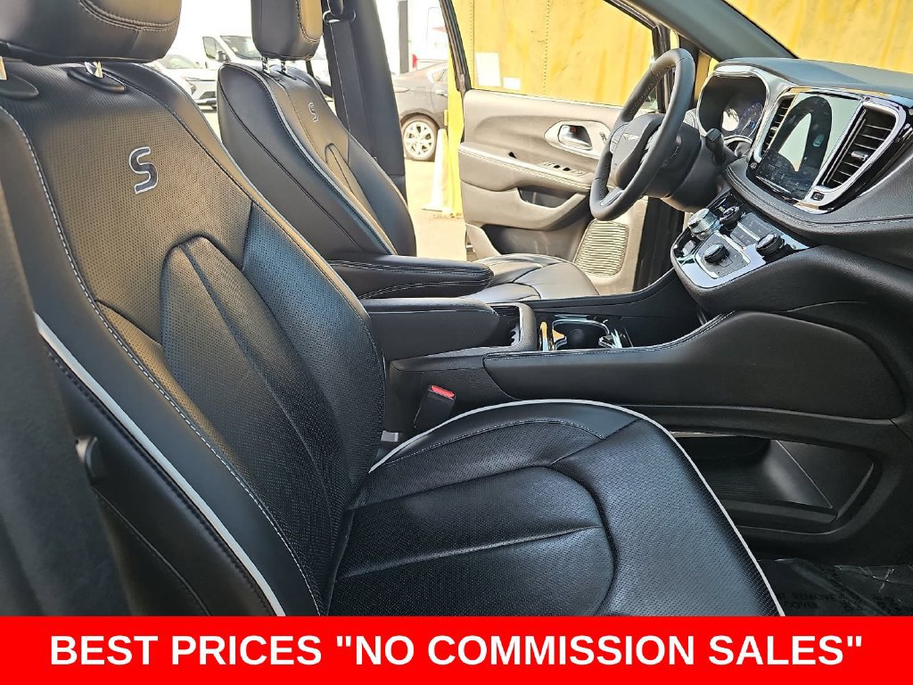 Used 2026 Chrysler Pacifica Limited w/ S Appearance Package FWD image 10