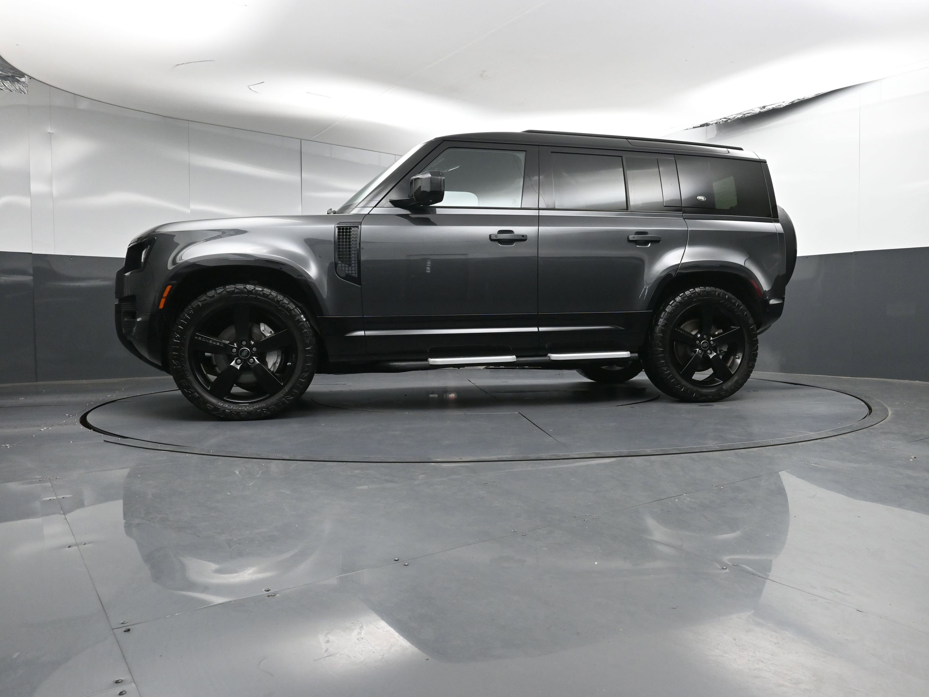 Used 2023 Land Rover Defender 110 X-Dynamic SE image 32