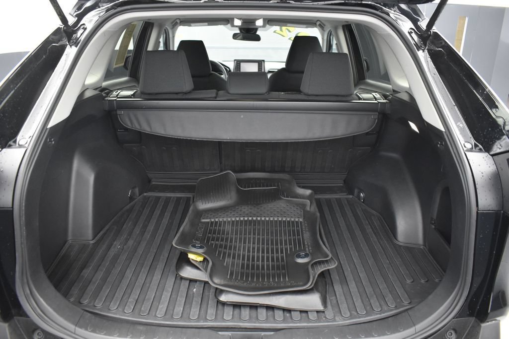 Used 2022 Toyota RAV4 LE AWD/4WD image 9