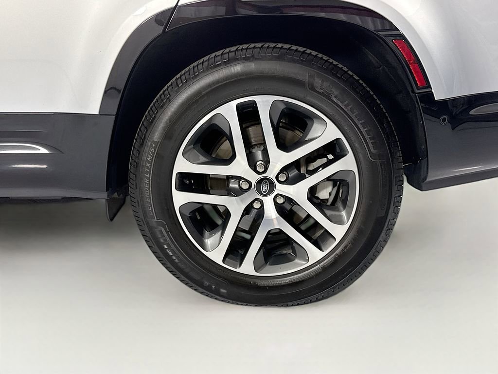 Used 2024 Land Rover Defender 130 X-Dynamic SE image 32