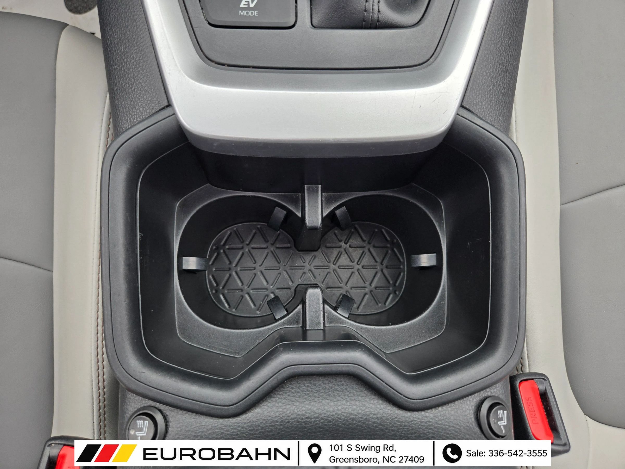 Used 2022 Toyota RAV4 XLE Premium AWD/4WD image 16