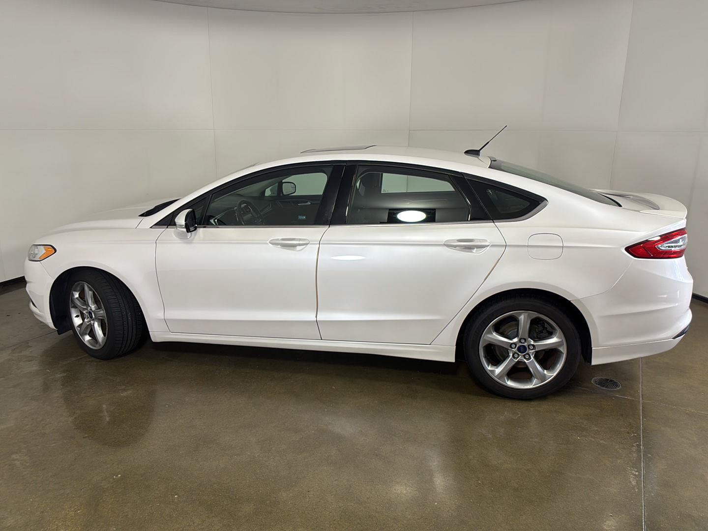Used 2015 Ford Fusion SE FWD image 14