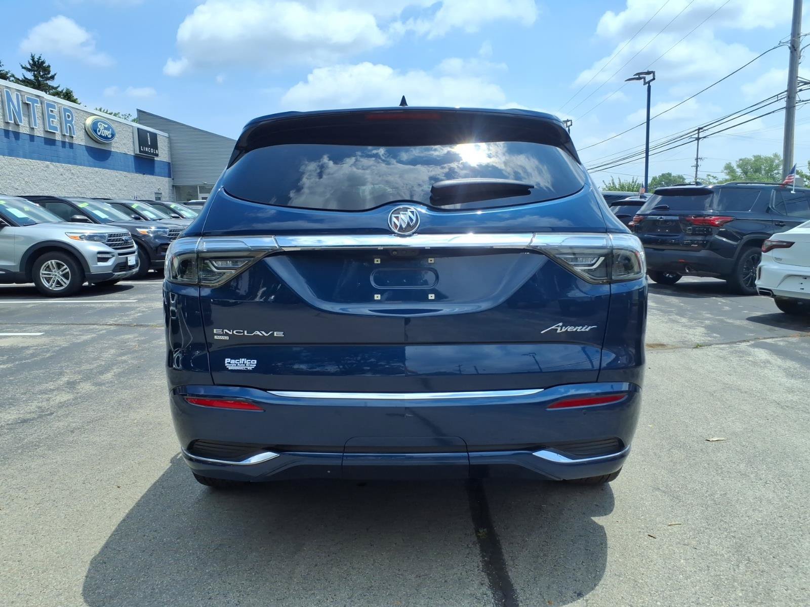 Used 2022 Buick Enclave Avenir w/ Avenir Technology Package AWD/4WD image 3
