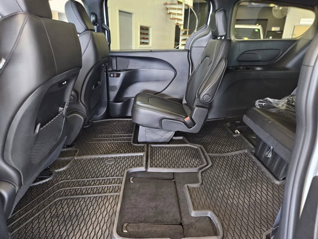 New 2025 Chrysler Pacifica Select w/ Fav Edition Package FWD image 15