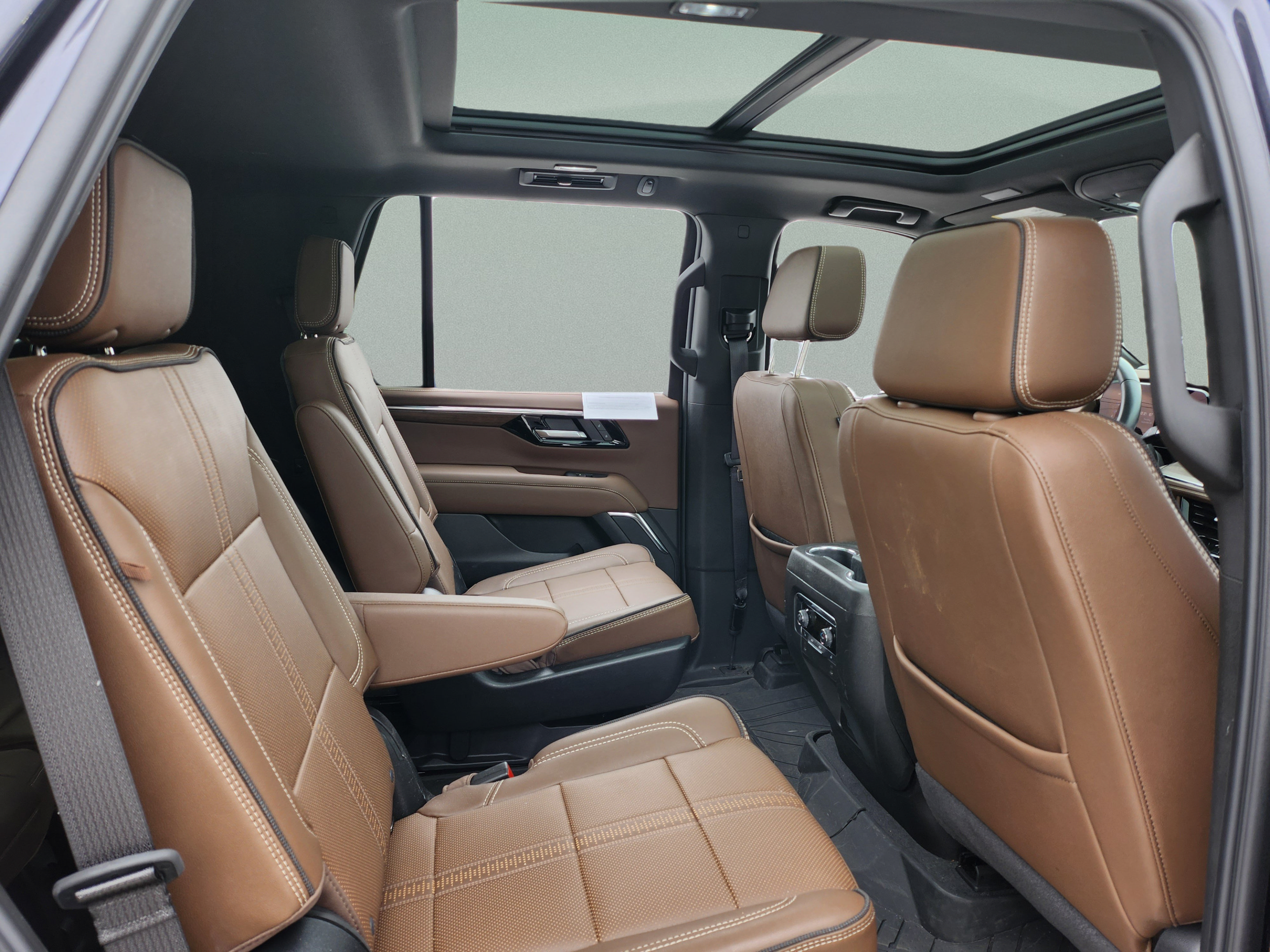 Used 2025 Chevrolet Tahoe High Country AWD/4WD image 28