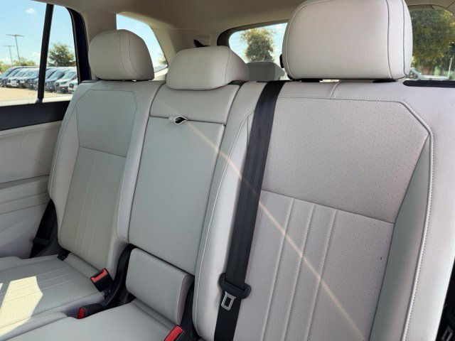 Used 2023 Volkswagen Tiguan SE w/ Panoramic Sunroof Package FWD image 23