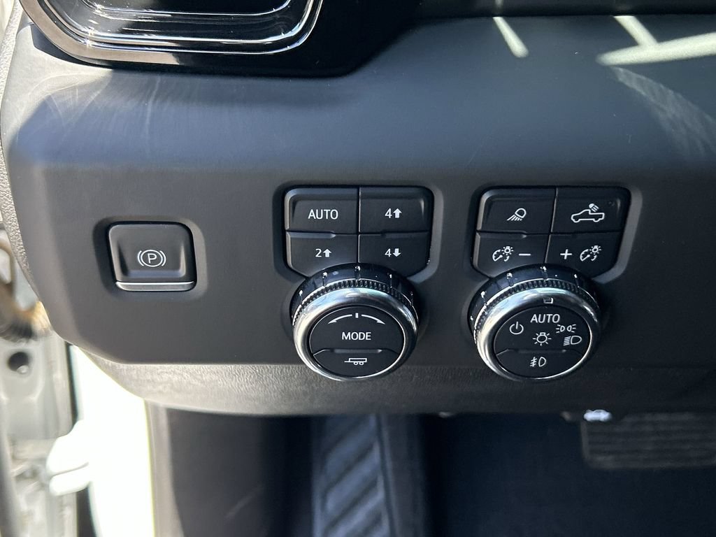 Used 2024 GMC Sierra 1500 AT4 w/ Technology Package AWD/4WD image 18