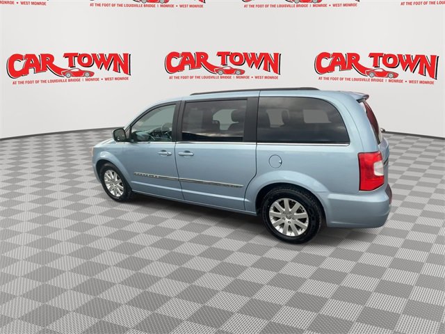 Used 2013 Chrysler Town & Country Touring image 6