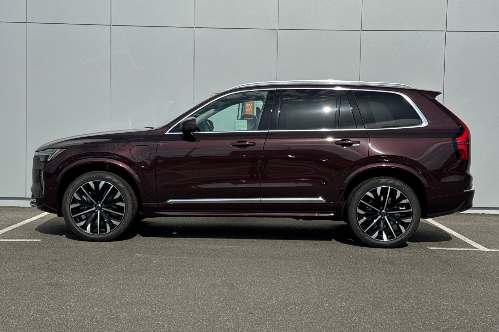 New 2026 Volvo XC90 T8 Plus w/ Protection Package AWD/4WD image 2