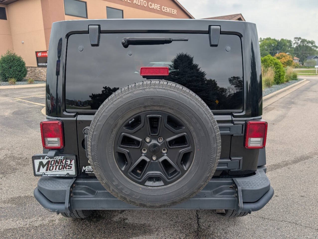 Used 2013 Jeep Wrangler Unlimited Sahara AWD/4WD image 7