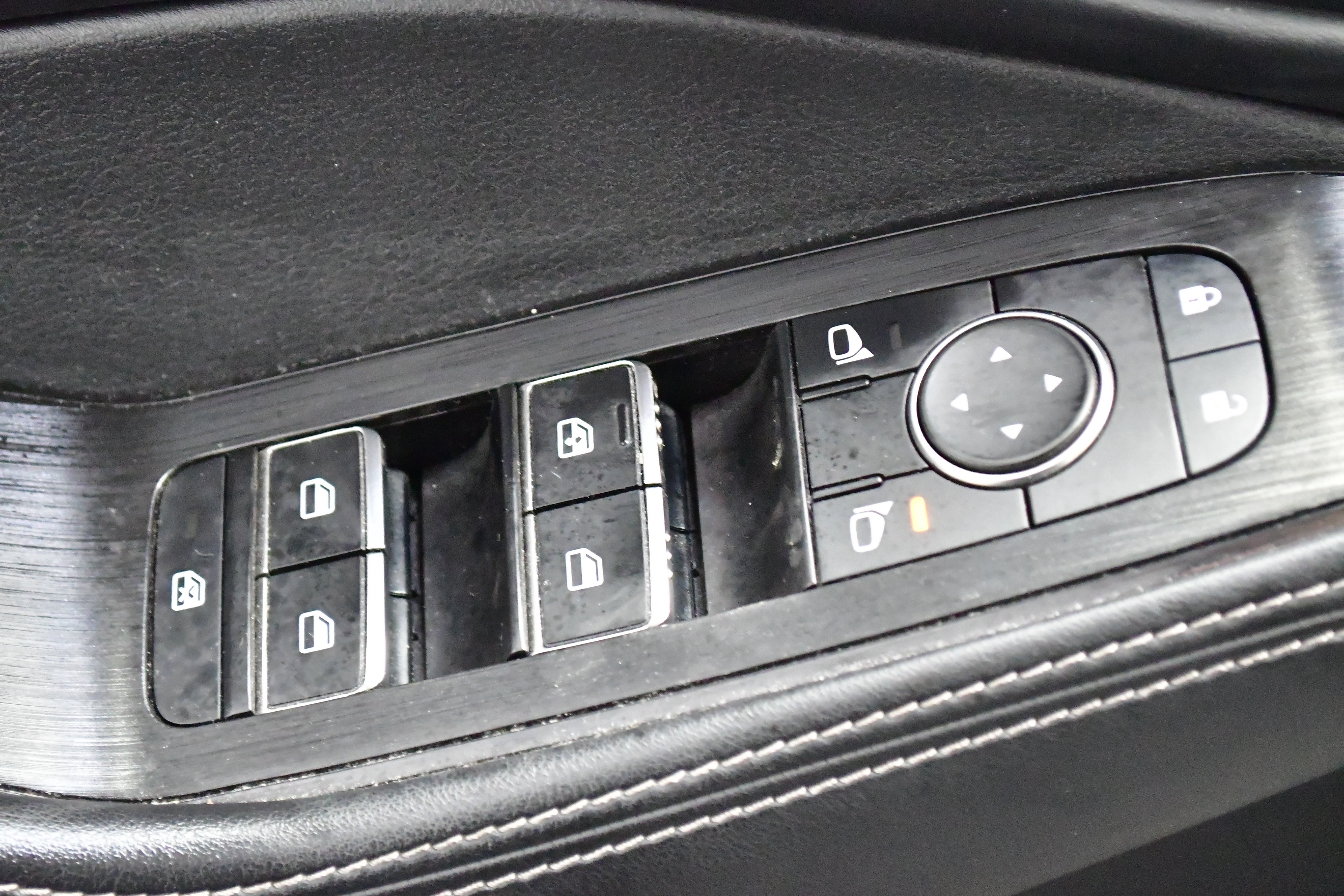 Used 2023 Nissan Rogue SL w/ SL Premium Package image 34