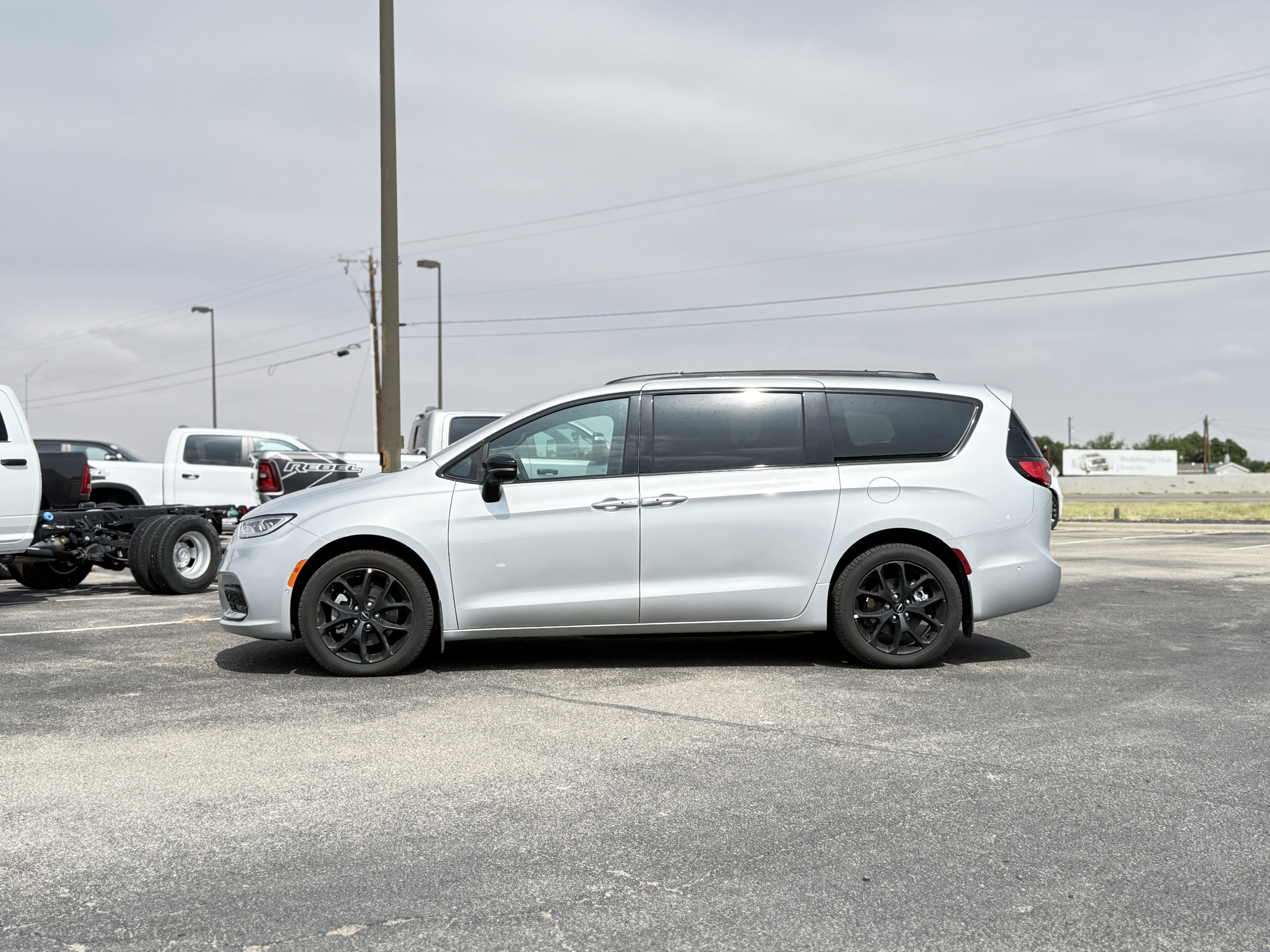 New 2024 Chrysler Pacifica Touring-L w/ S Appearance Package image 8