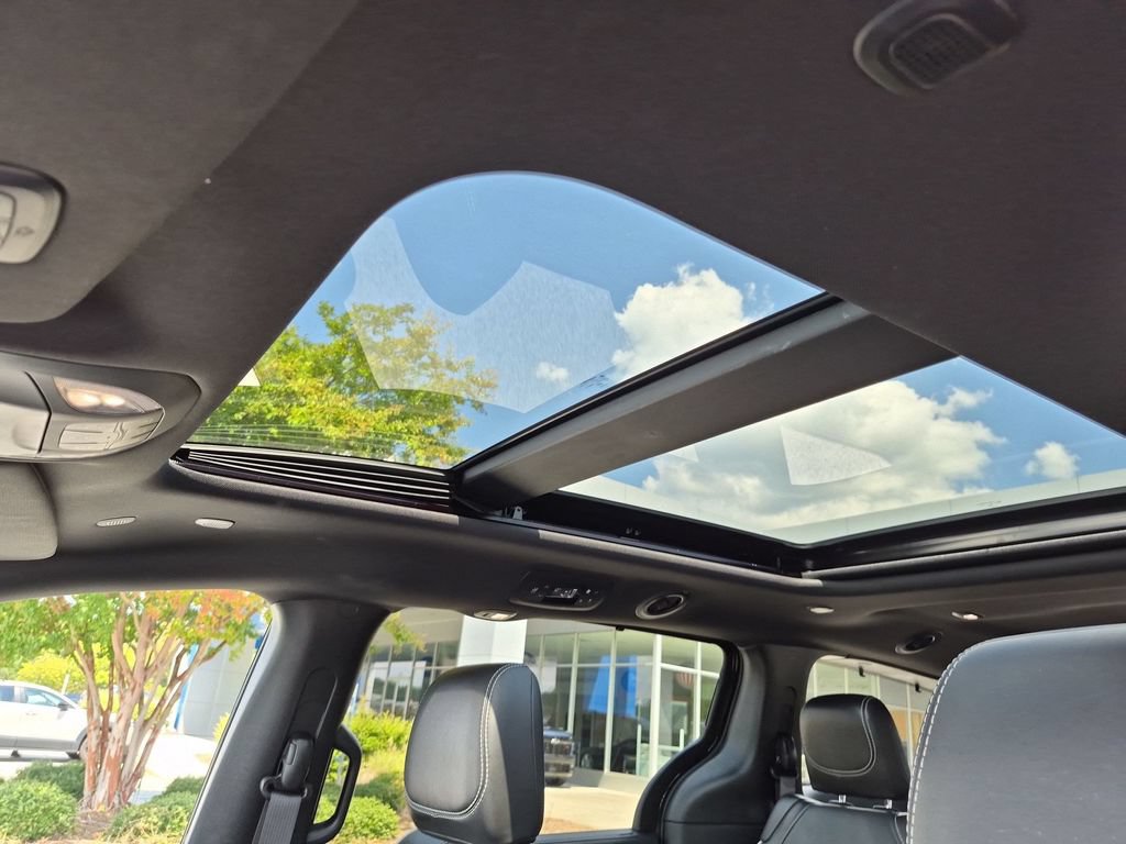 Used 2025 Chrysler Pacifica Limited FWD image 26