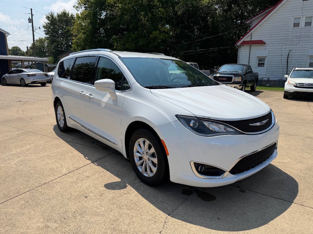 Used 2018 Chrysler Pacifica Touring-L FWD image 5
