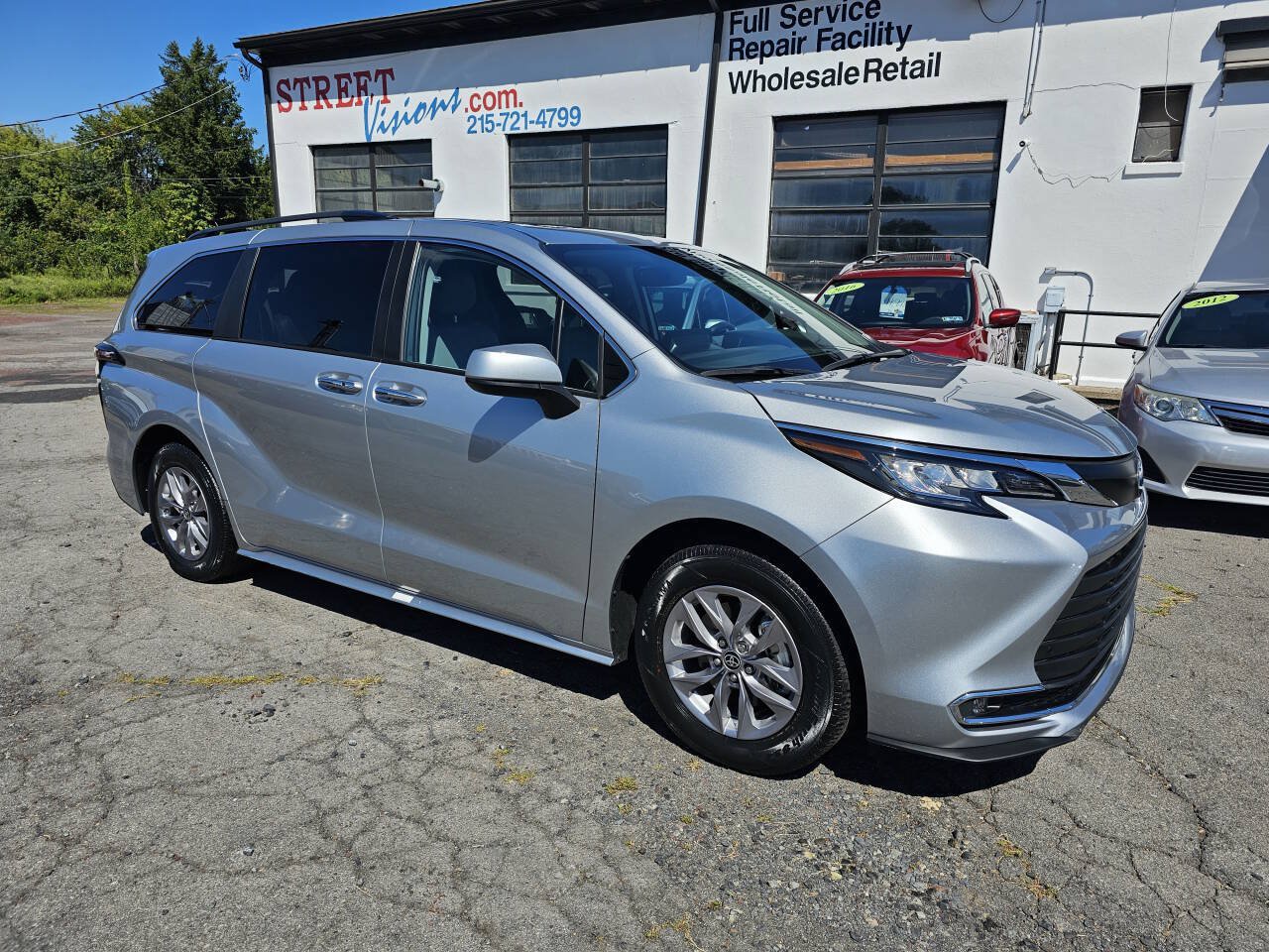 Used 2023 Toyota Sienna XLE FWD image 1