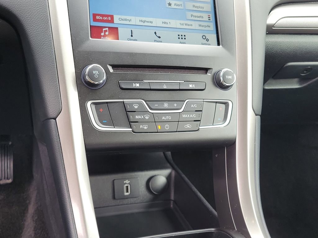 Certified 2018 Ford Fusion SE w/ Fusion SE Technology Package image 28