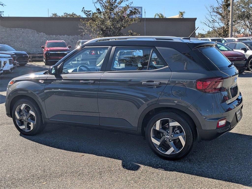 Used 2023 Hyundai Venue Limited image 5