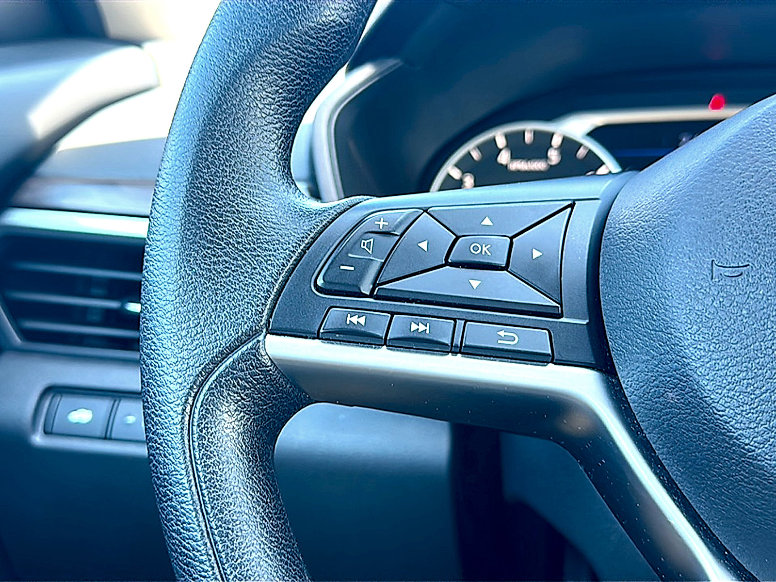 Used 2024 Nissan Altima 2.5 SV image 29