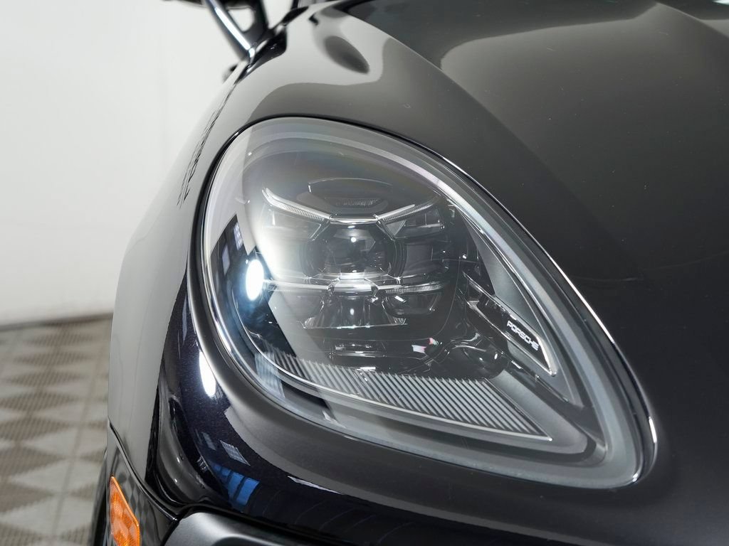 Certified 2026 Porsche Macan AWD/4WD image 11
