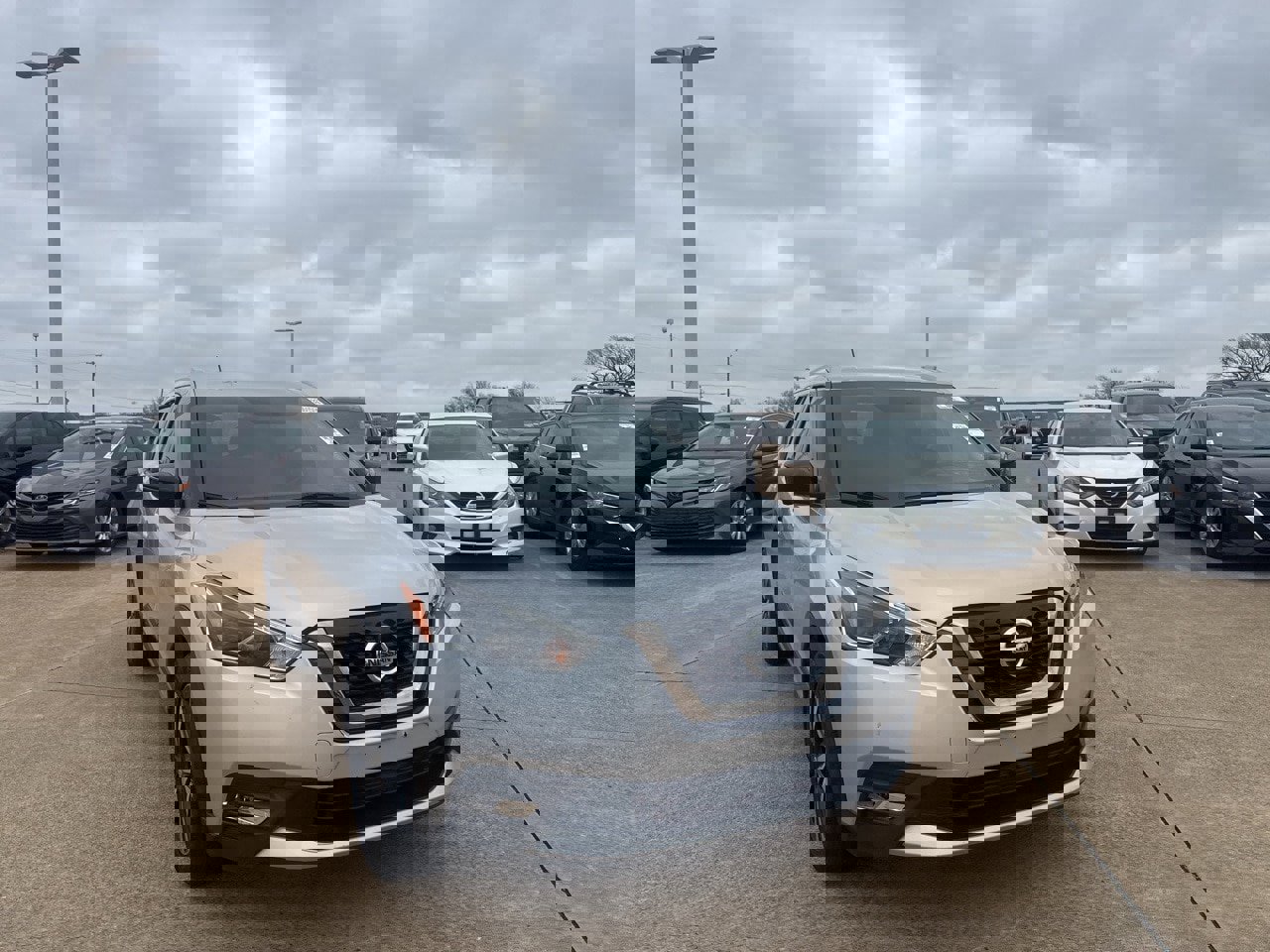 Used 2019 Nissan Kicks SR image 2