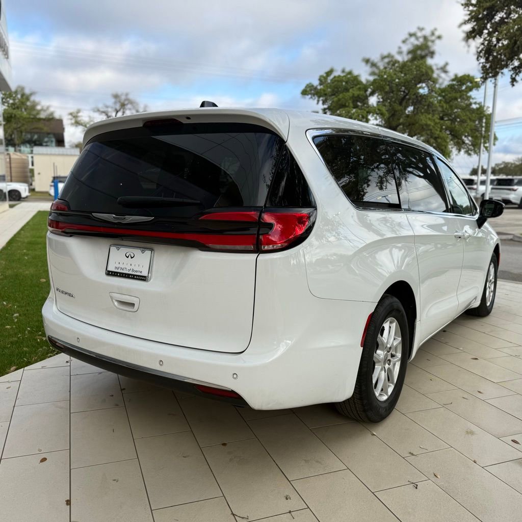 Used 2025 Chrysler Pacifica Select image 5