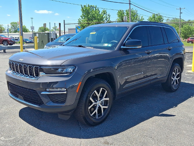 Used 2025 Jeep Grand Cherokee Limited AWD/4WD image 3