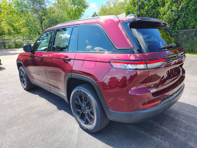 Used 2025 Jeep Grand Cherokee Altitude AWD/4WD image 6
