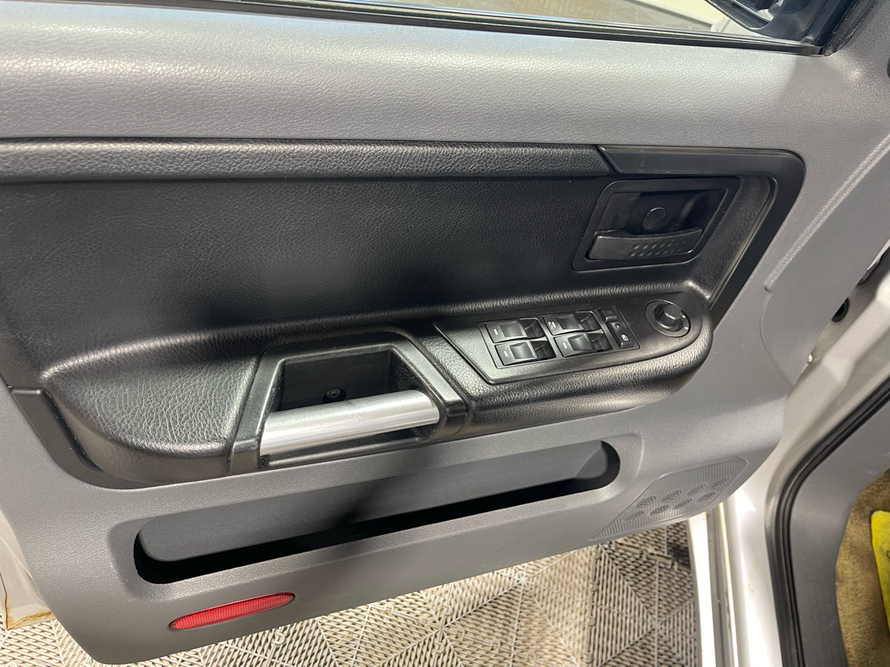 Used 2006 Mitsubishi Raider LS image 26