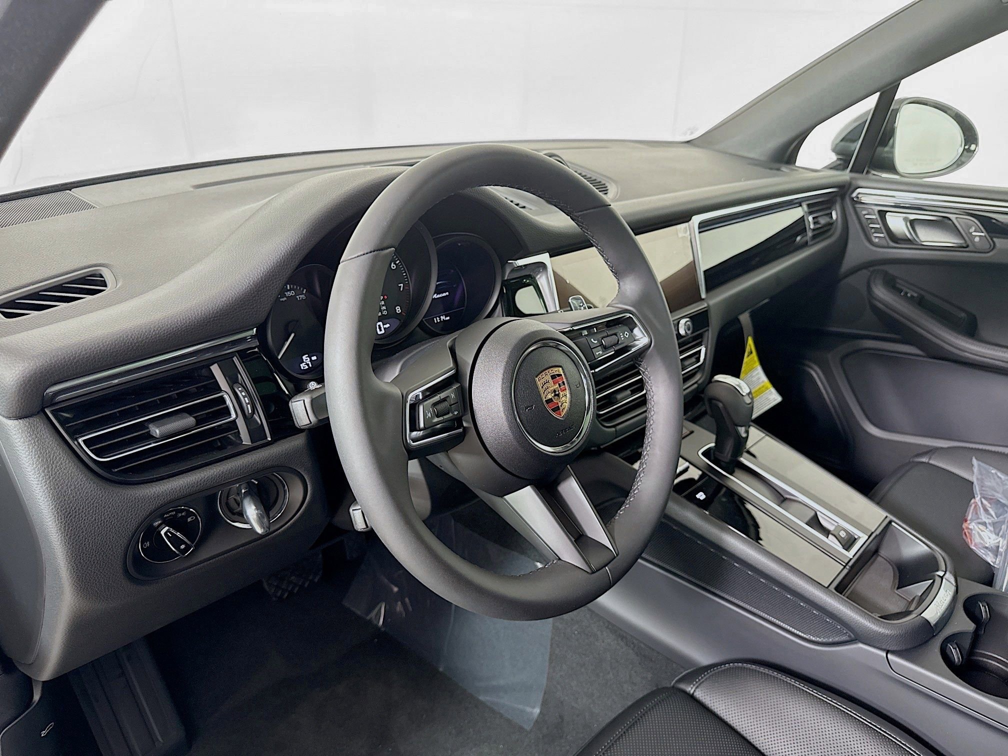 Certified 2025 Porsche Macan AWD/4WD image 4