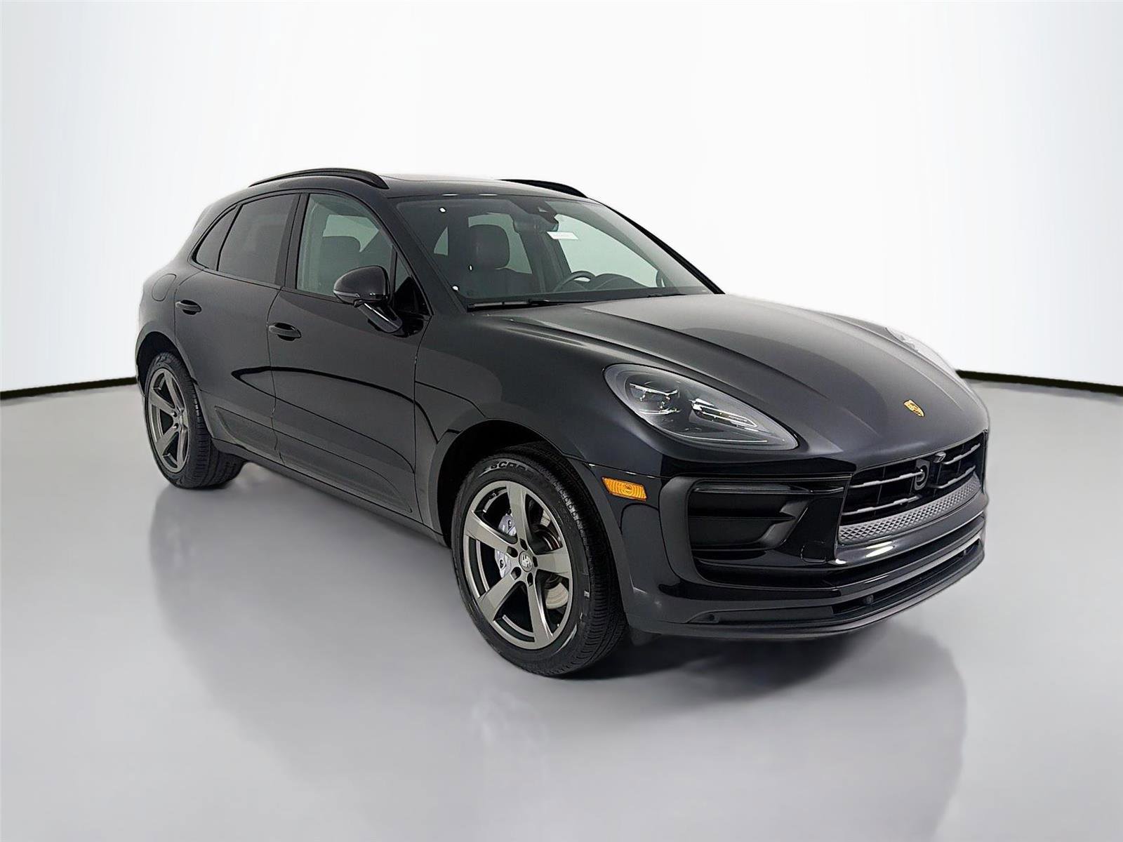 Certified 2025 Porsche Macan AWD/4WD image 8