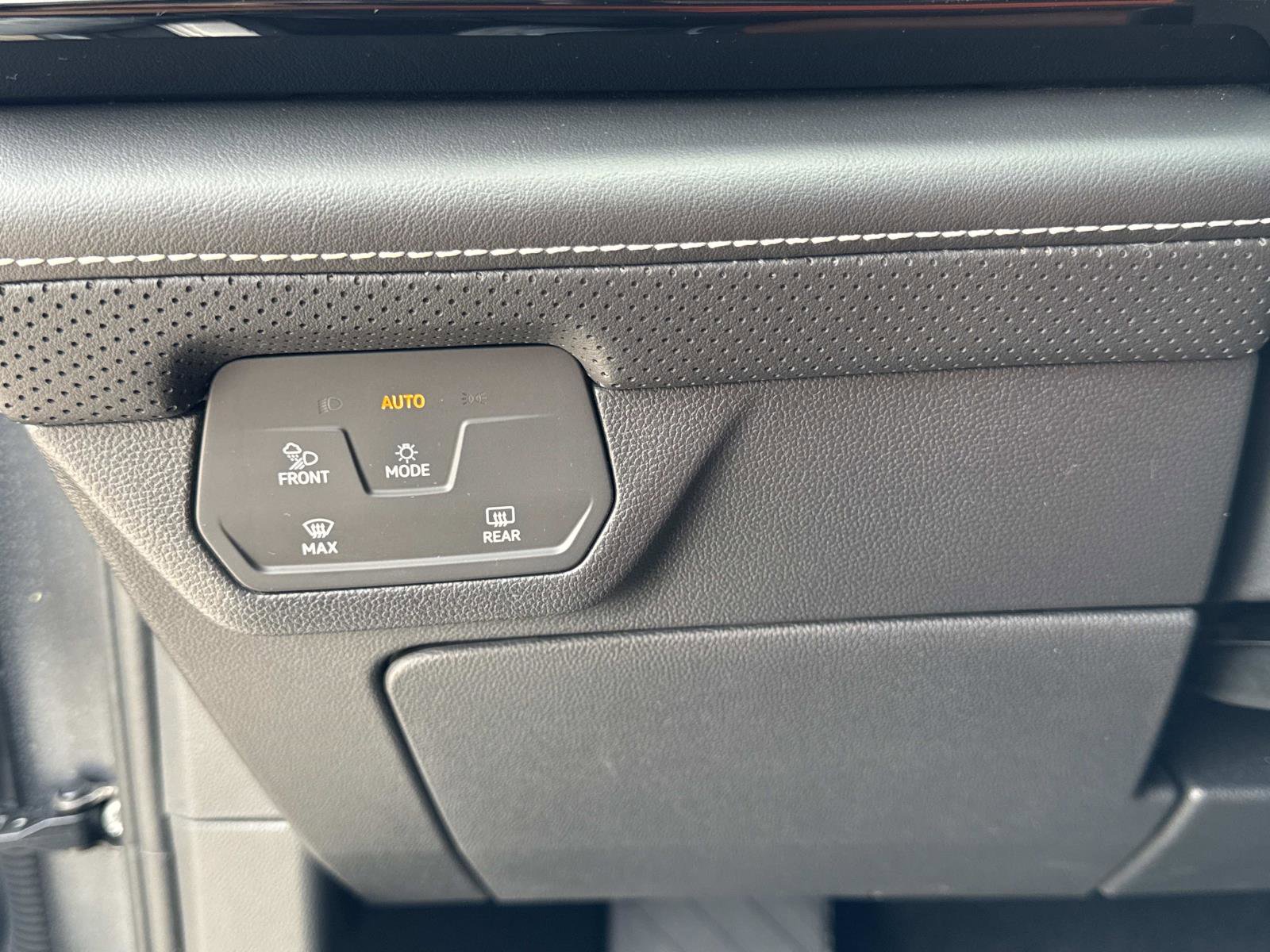 Used 2024 Volkswagen Atlas SE image 27