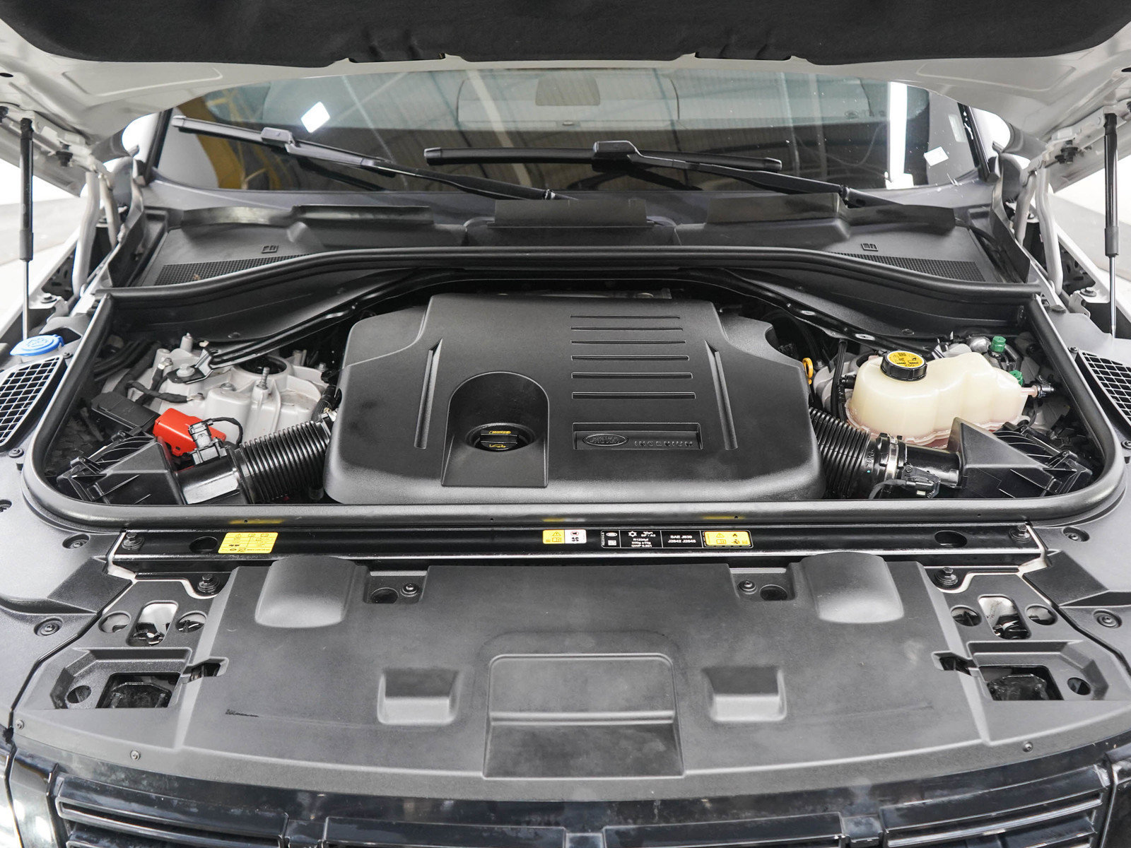Used 2025 Land Rover Range Rover Sport SE AWD/4WD image 29