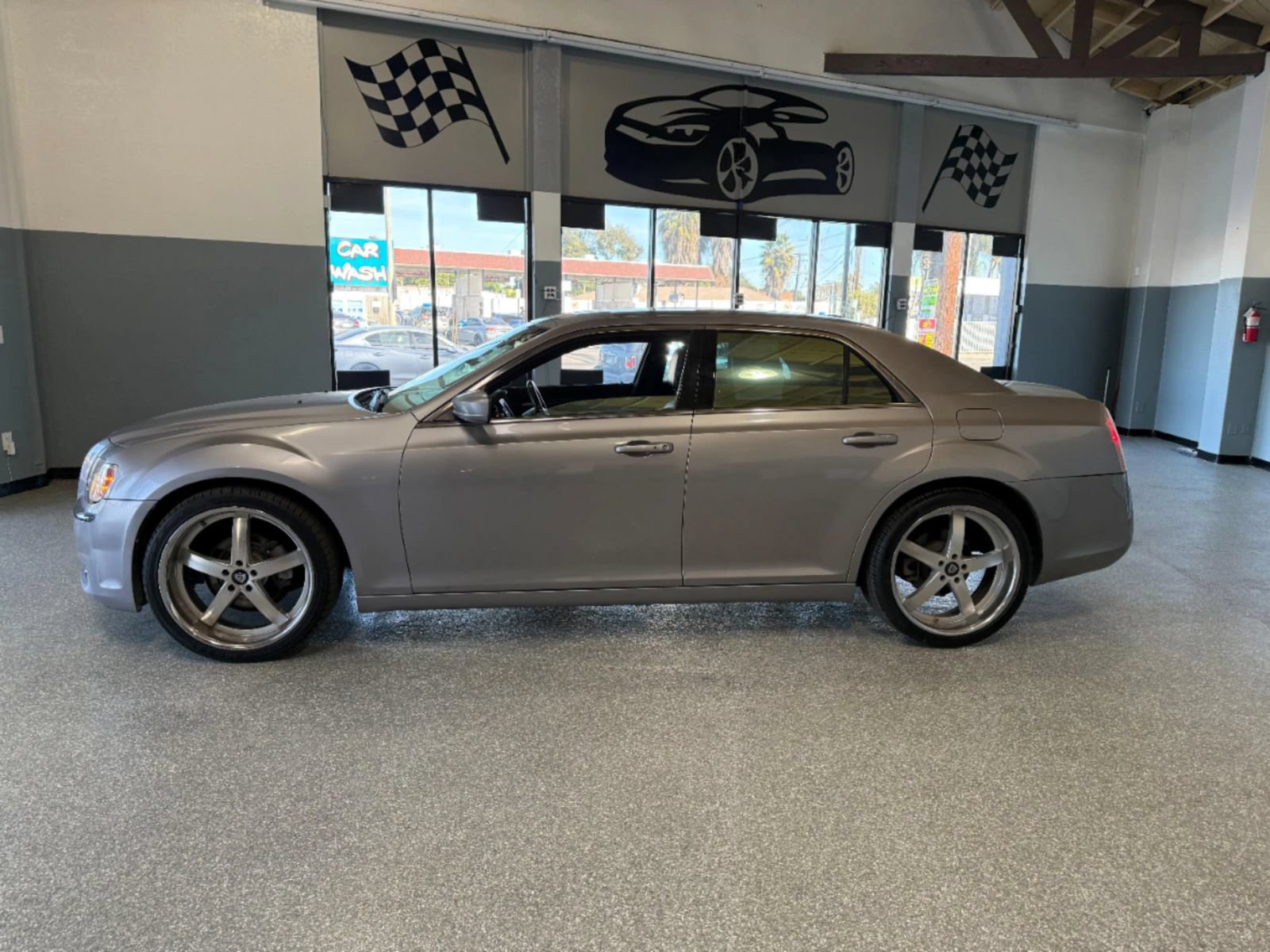 Used 2013 Chrysler 300 RWD image 4