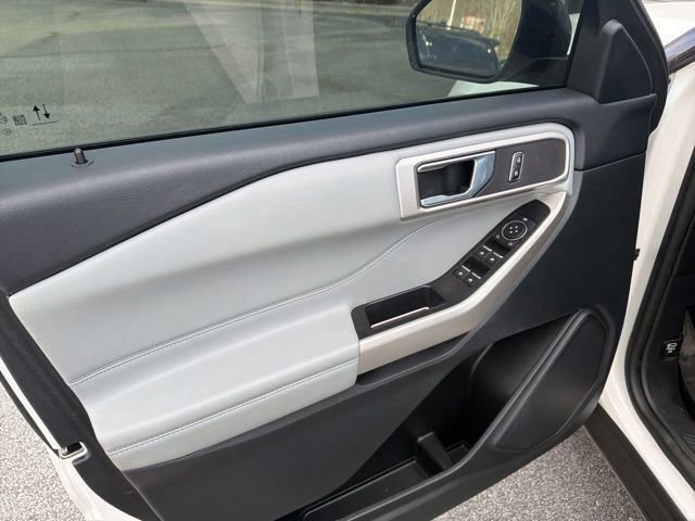 Used 2022 Ford Explorer XLT w/ Equipment Group 202A image 9