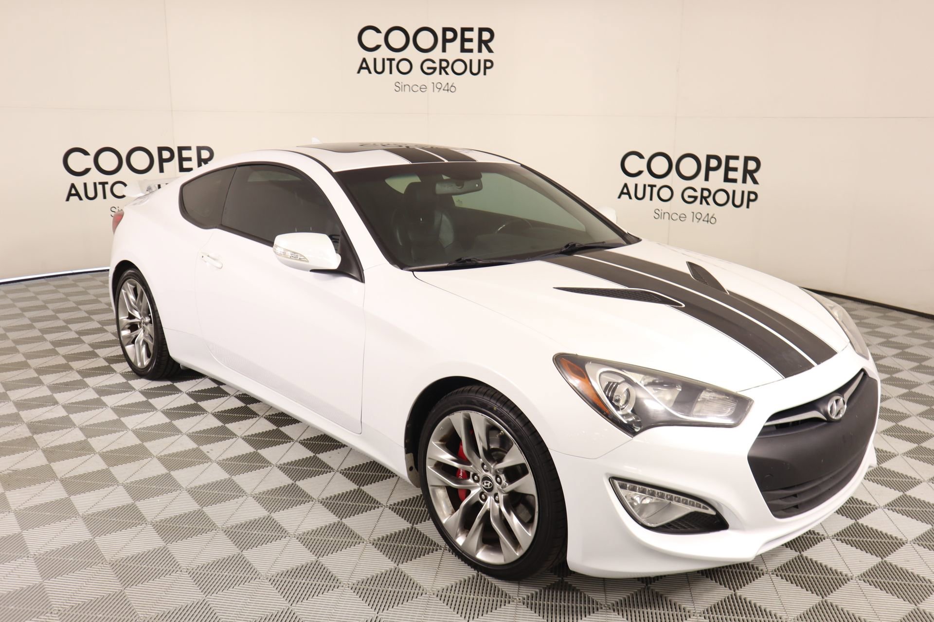 Used 2013 Hyundai Genesis 3.8 image 1