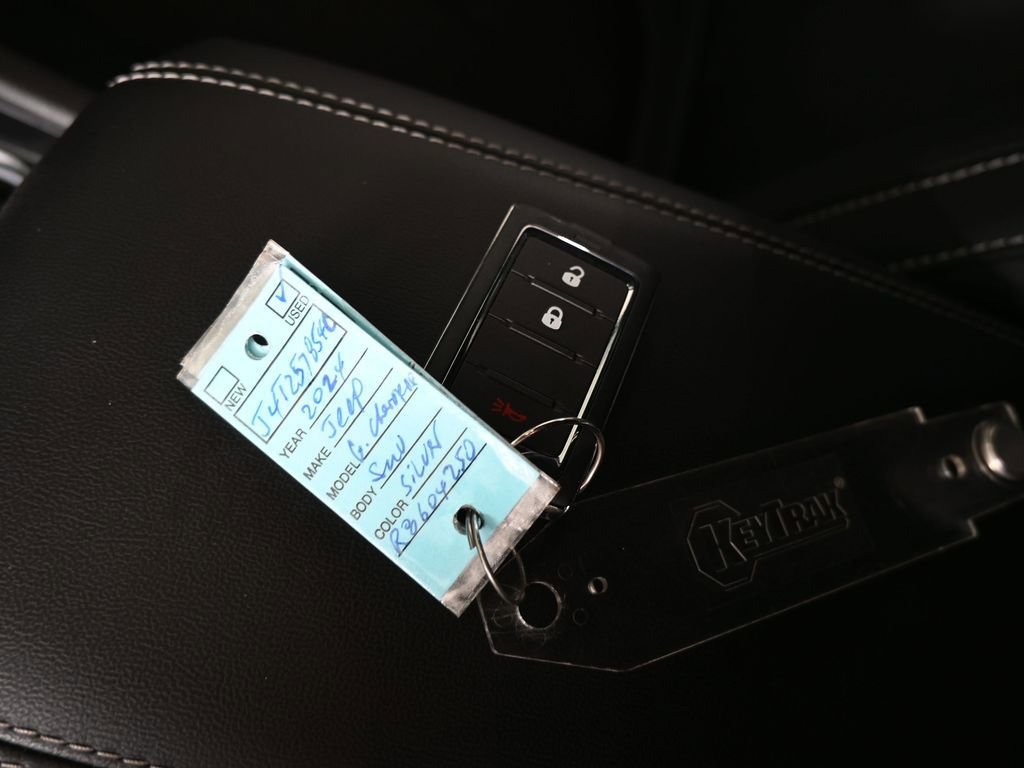 Used 2024 Jeep Grand Cherokee Laredo w/ Trailer Tow Package image 10