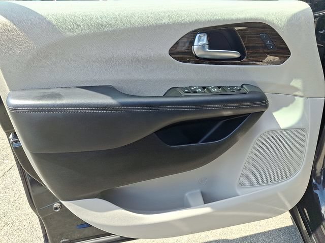 Used 2023 Chrysler Pacifica Limited FWD image 13