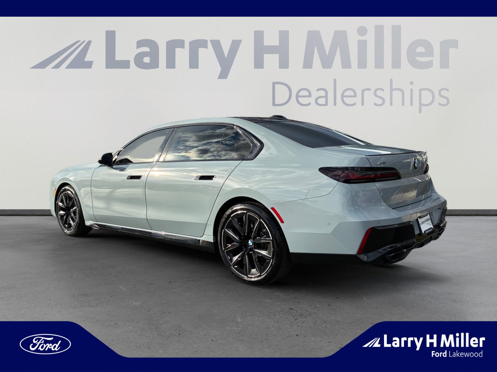 Used 2025 BMW 760i xDrive w/ Premium Package image 3