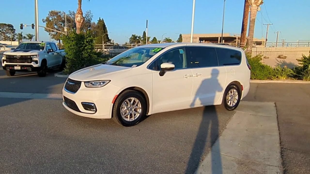 Used 2023 Chrysler Pacifica Touring-L FWD image 4