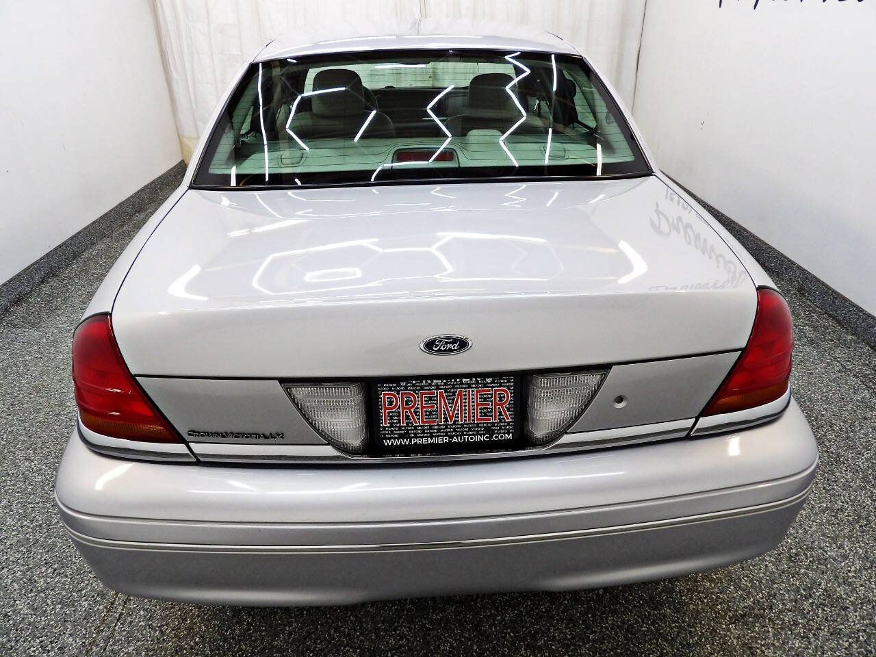 Used 2003 Ford Crown Victoria LX RWD image 5